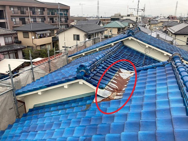 屋根の重なり部分が劣化している状態